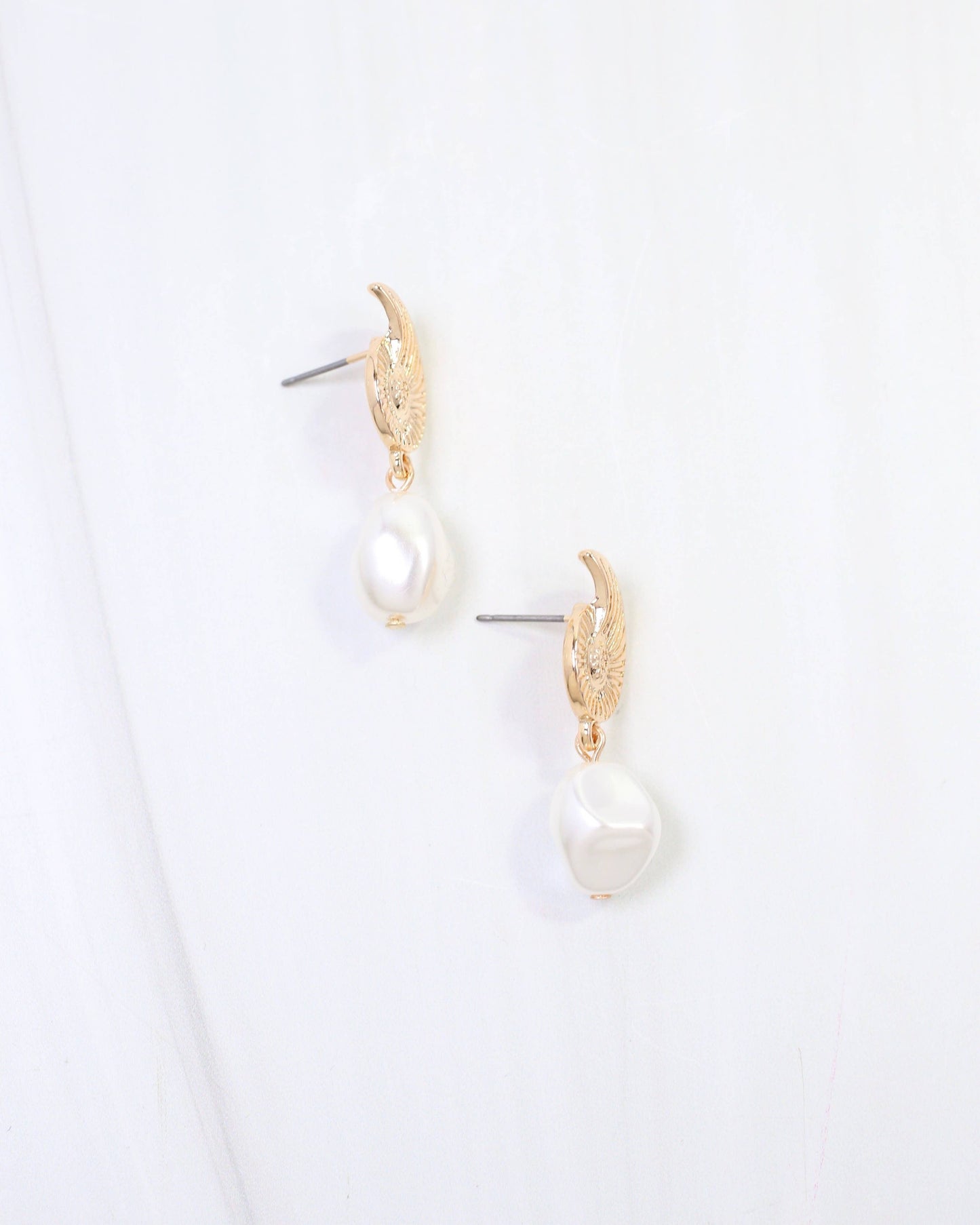 Oswego Shell Pearl Drop Earring Gold: Default