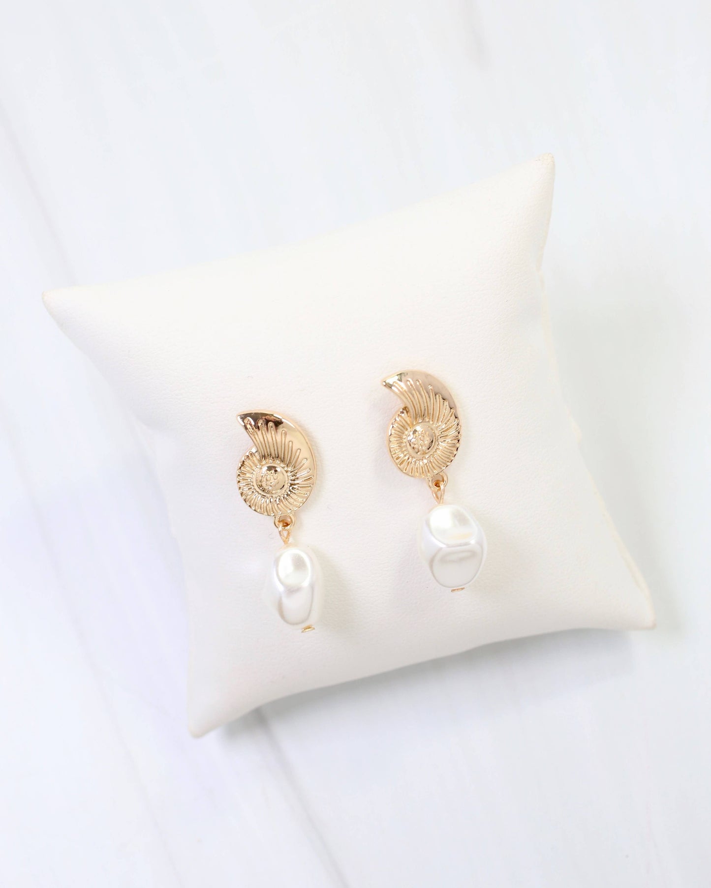 Oswego Shell Pearl Drop Earring Gold: Default