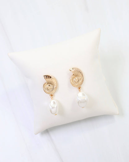 Oswego Shell Pearl Drop Earring Gold: Default
