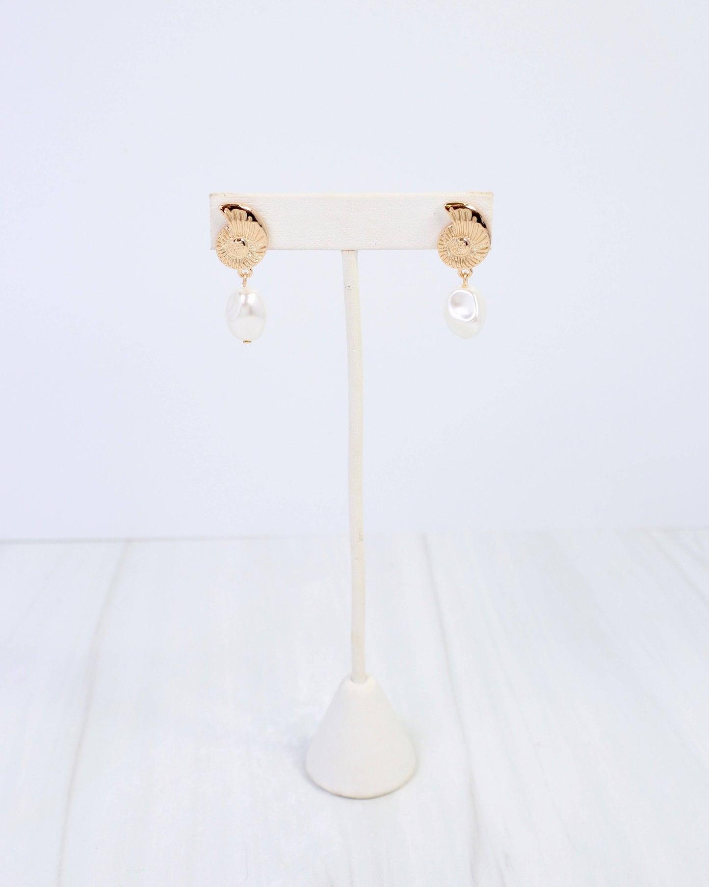 Oswego Shell Pearl Drop Earring Gold: Default