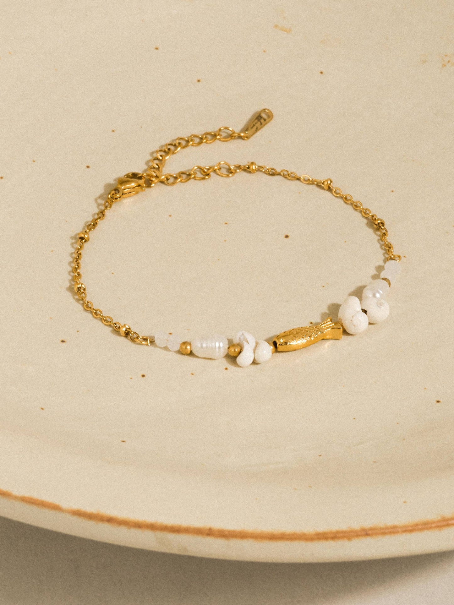 Pivoine 18K Gold Non-Tarnish Fish Charm Pearl Bracelet: Yellow Gold