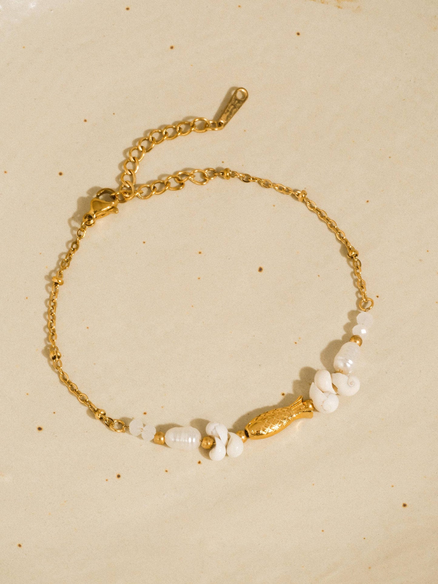 Pivoine 18K Gold Non-Tarnish Fish Charm Pearl Bracelet: Yellow Gold